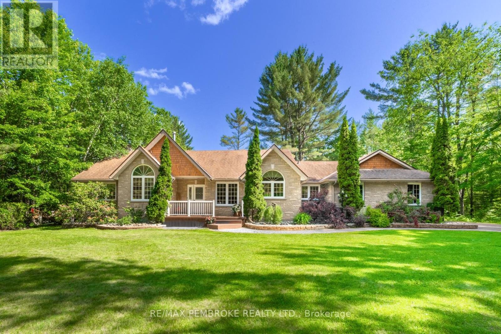 559 Black Bay Rd, Petawawa, ON K8H 2W8