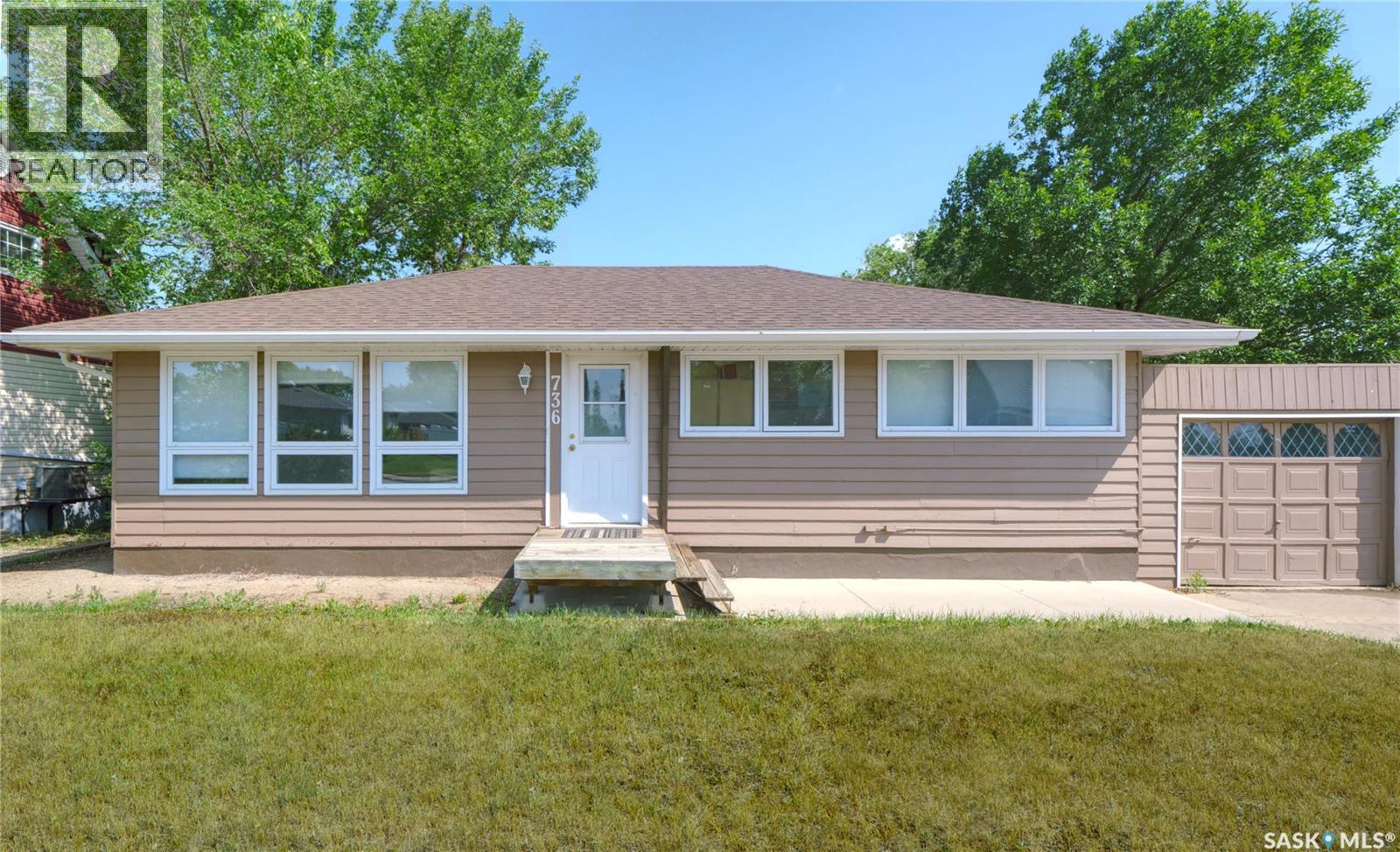 736 Saskatchewan St W, Moose Jaw, SK S6H 2T7