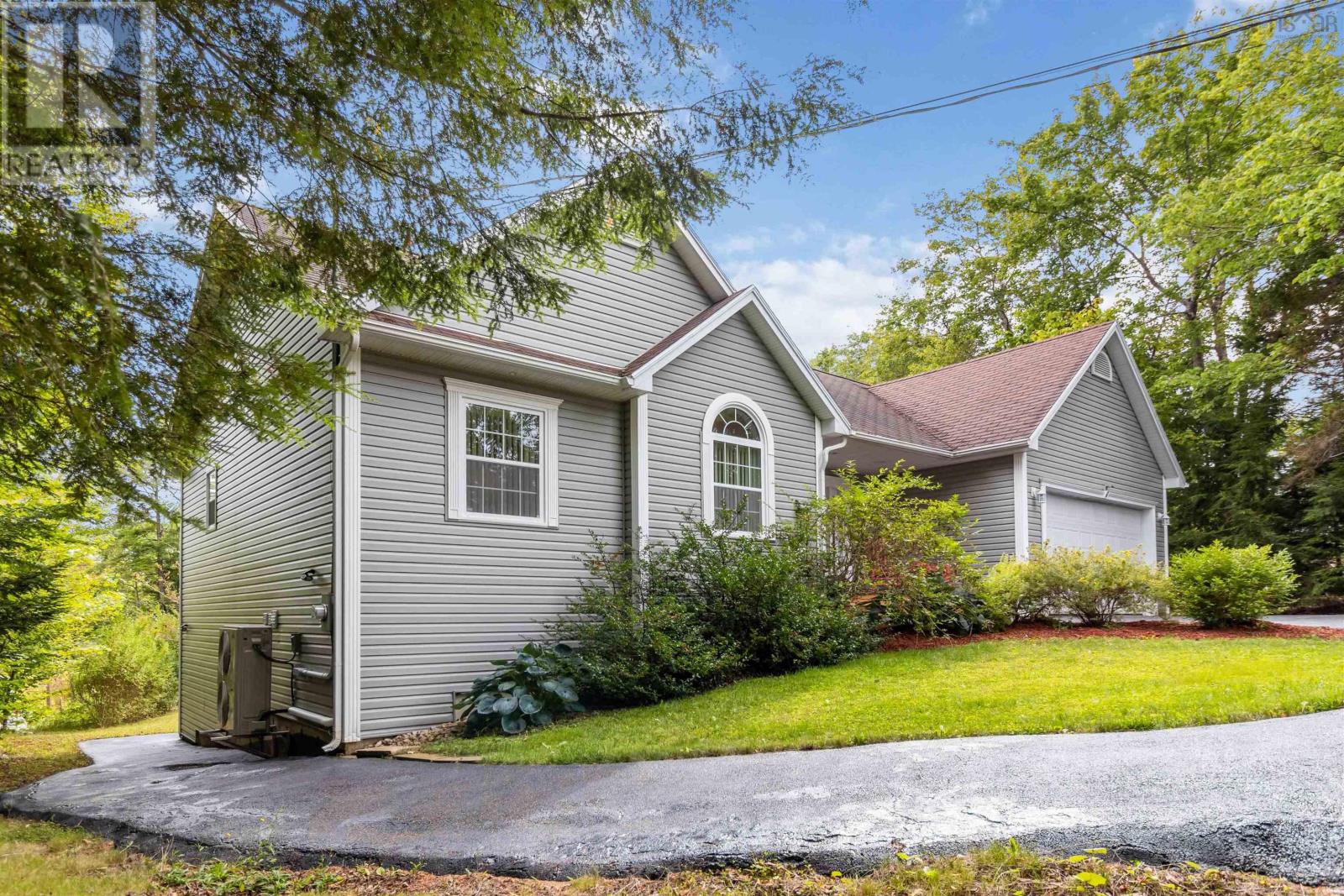 6 Carrie Cres, Beaver Bank, NS B4G 1B2