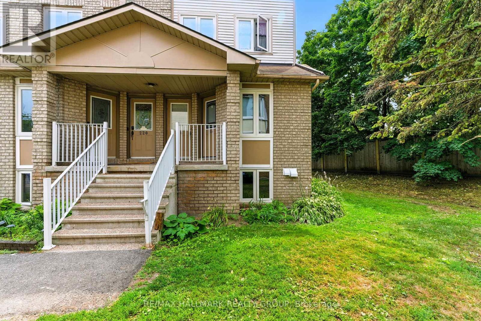 214 Briston Private, Ottawa, ON K1G 5P9