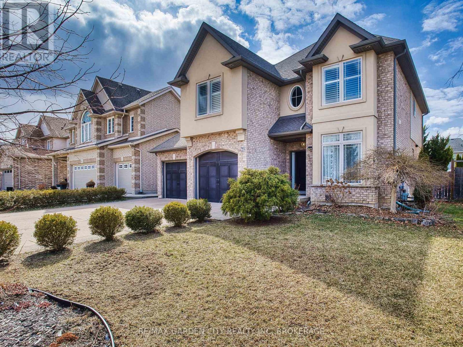 29 Agincourt Cres, St. Catharines, ON L2S 4B4