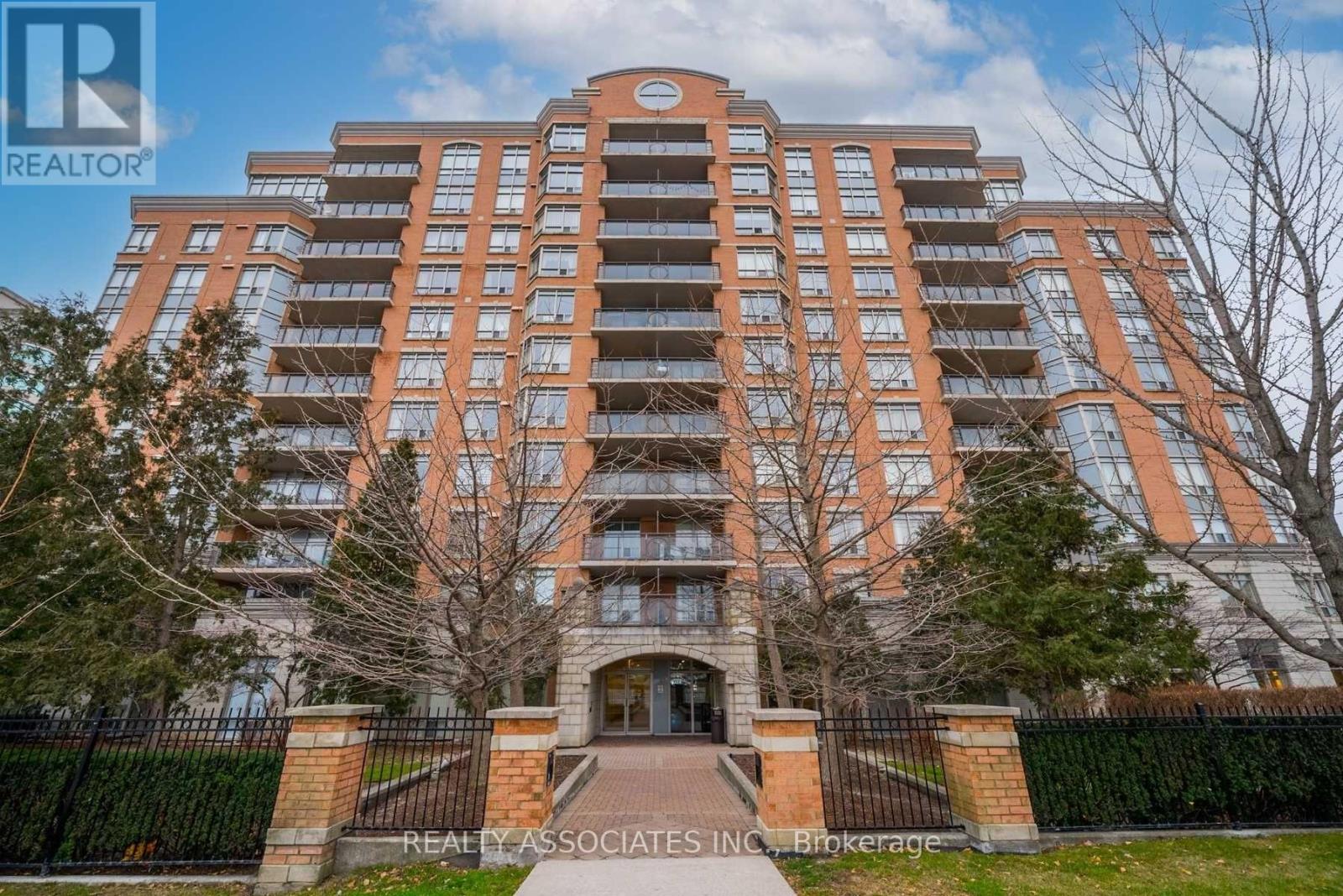 303 130 Pond Dr, Markham, ON L3T 7W5