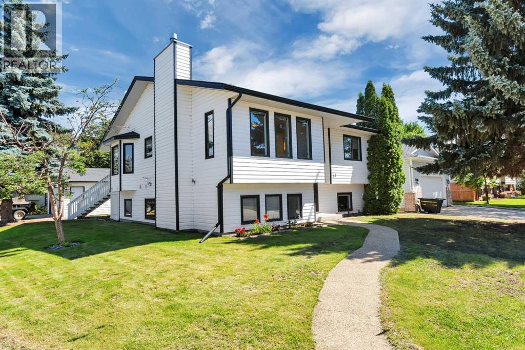 11 Maple Bay, Lacombe, AB T4L 1V5
