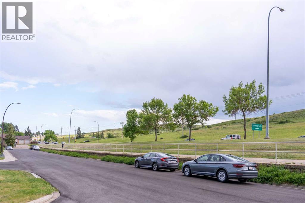 53 Beaconsfield Cres NW, Calgary, AB T3K 1W5