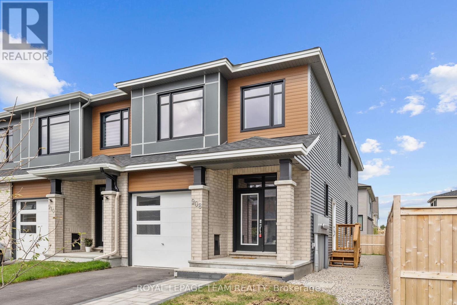 908 Clarkia St, Ottawa, ON K1T 0X9