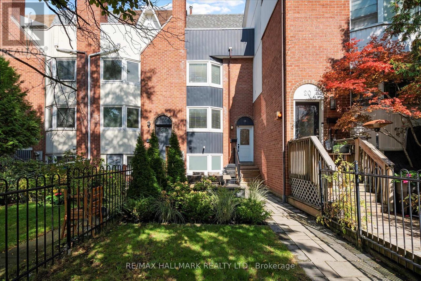 18 Sydenham St, Toronto, ON M5A 4H6