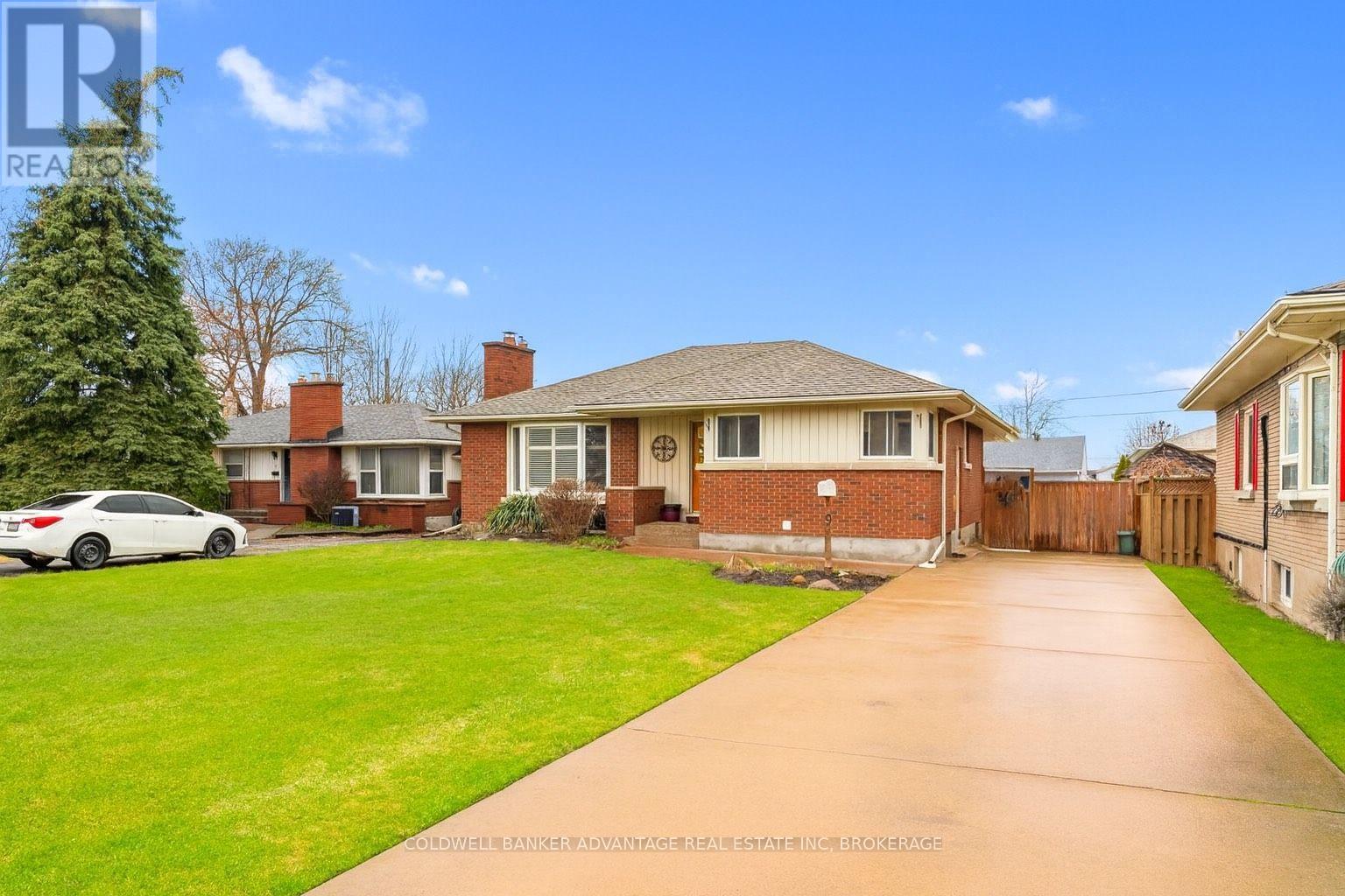 9 Meadowvale Dr, St. Catharines, ON L2N 3Z6