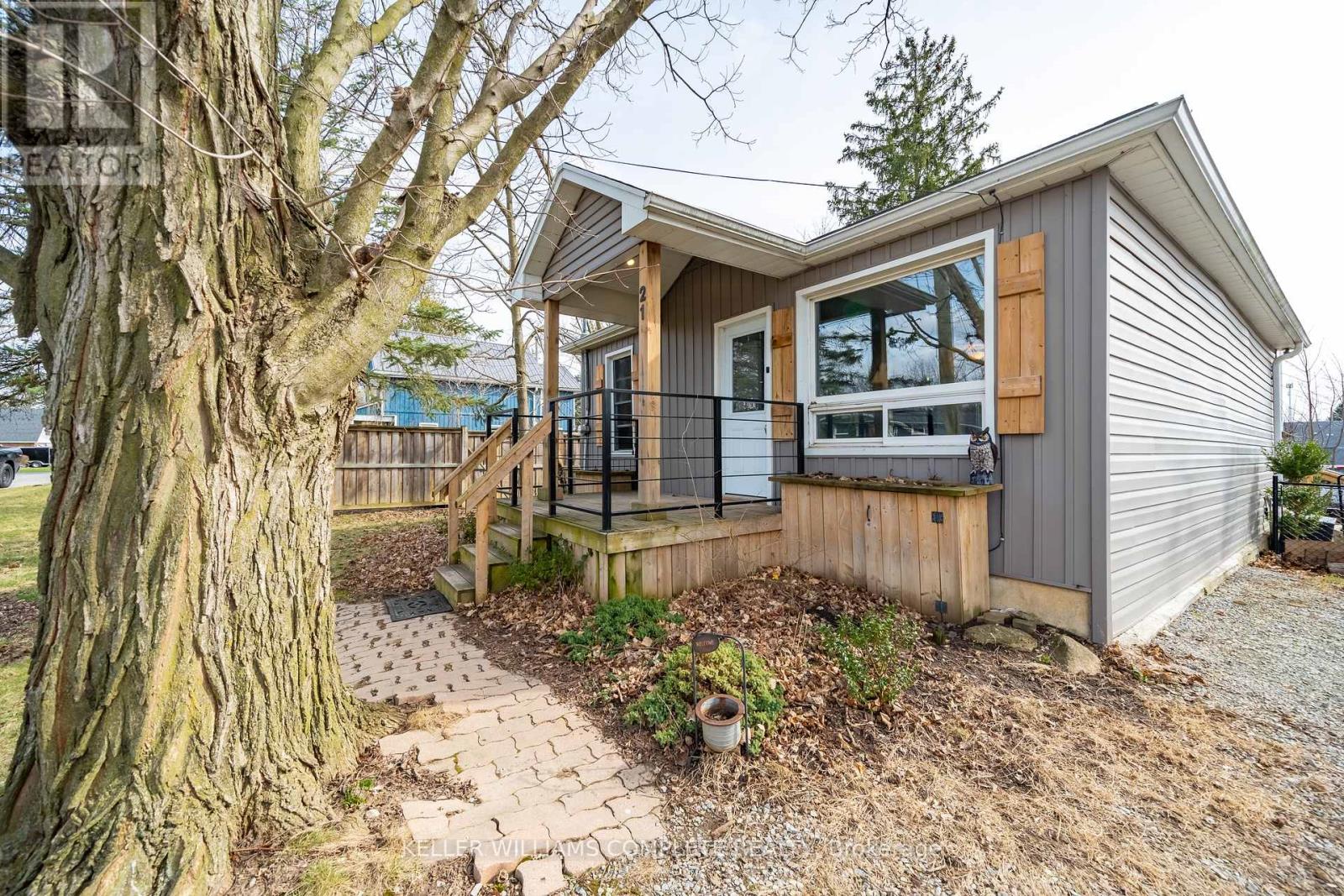 21 Renfrew St E, Haldimand, ON N3W 1E8