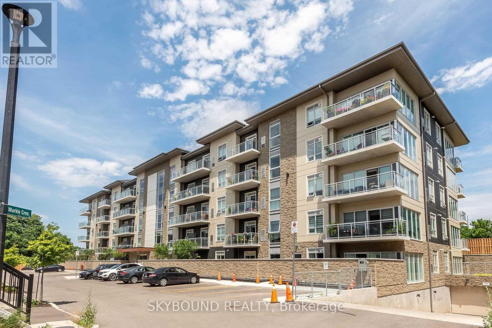 301 16 Markle Cres, Hamilton, ON L9G 0H4
