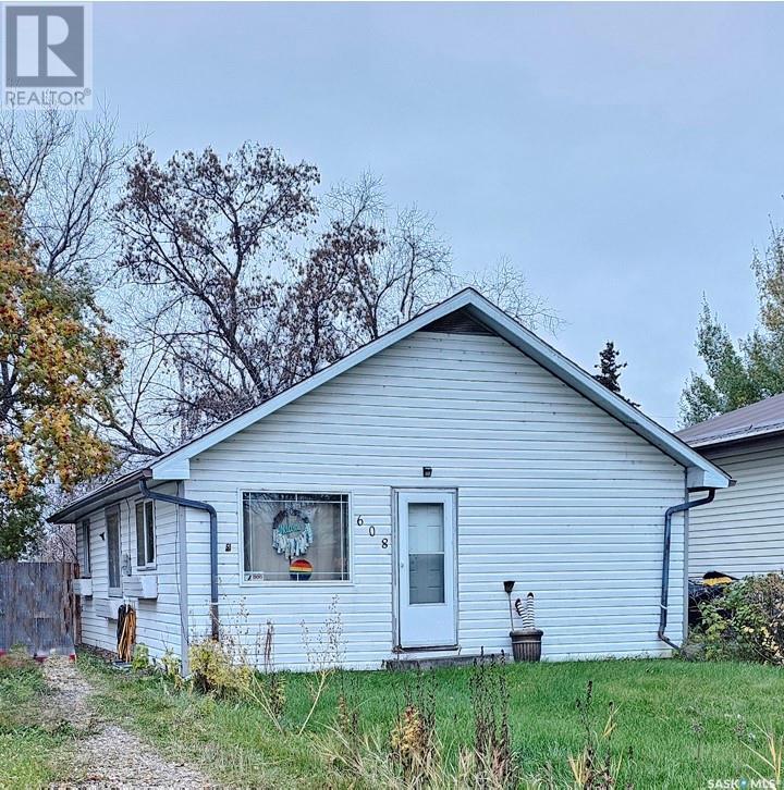 608 3 Avenue West, Meadow Lake, SK S9X 1A8