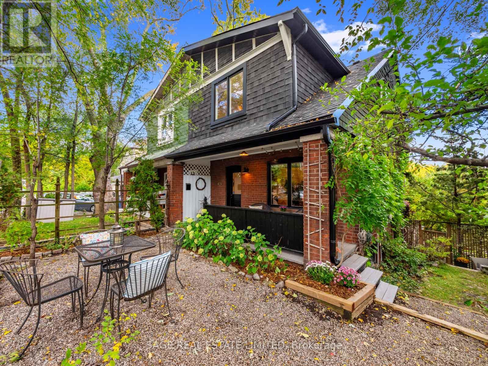 439 Leslie St, Toronto, ON M4M 3E5