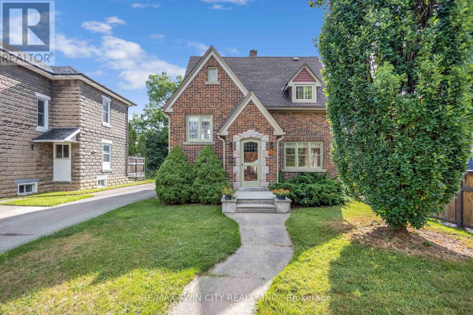 25 Broadway St E, Brant Paris, ON N3L 2R3