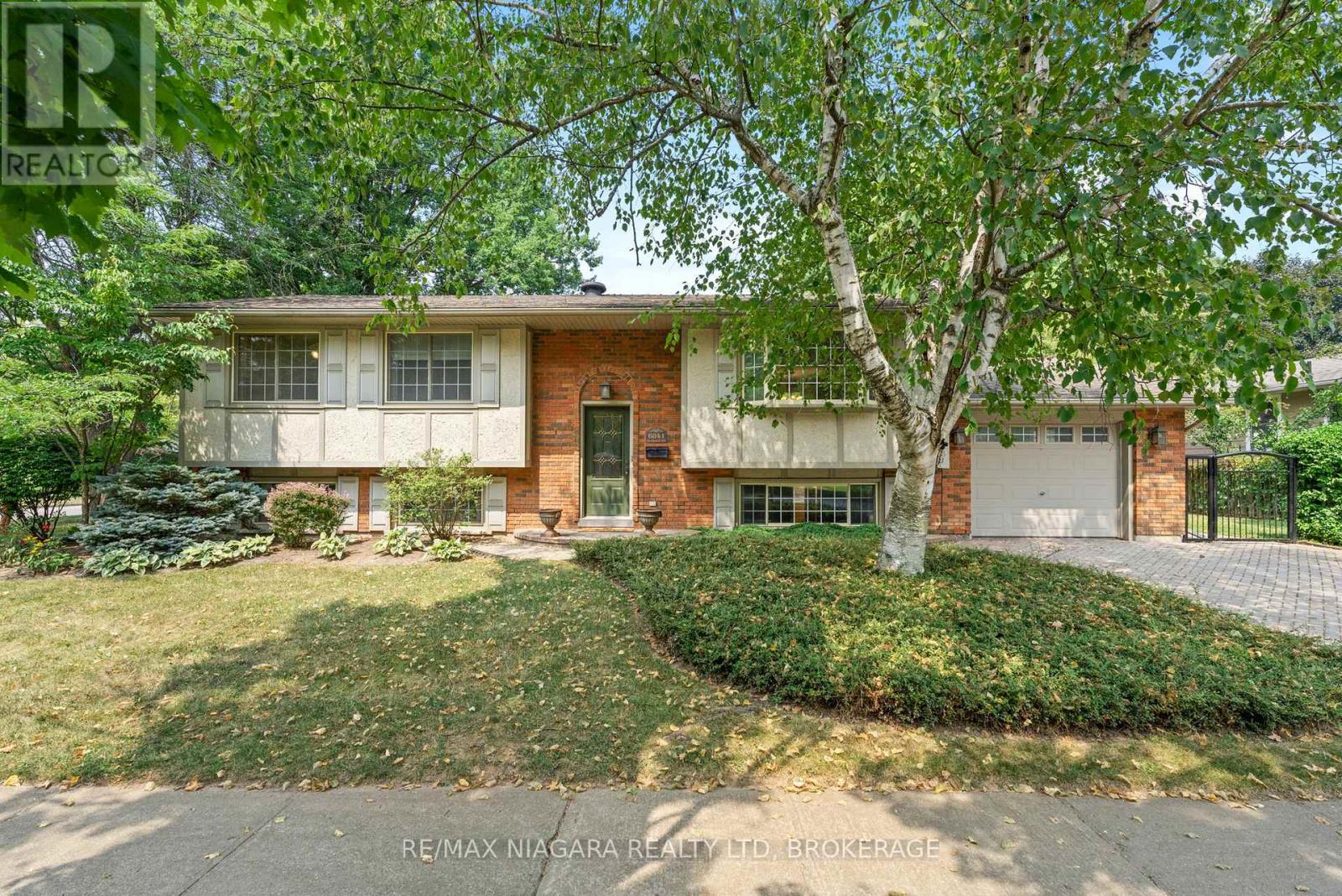6841 Dellpark Dr, Niagara Falls, ON L2J 3G8