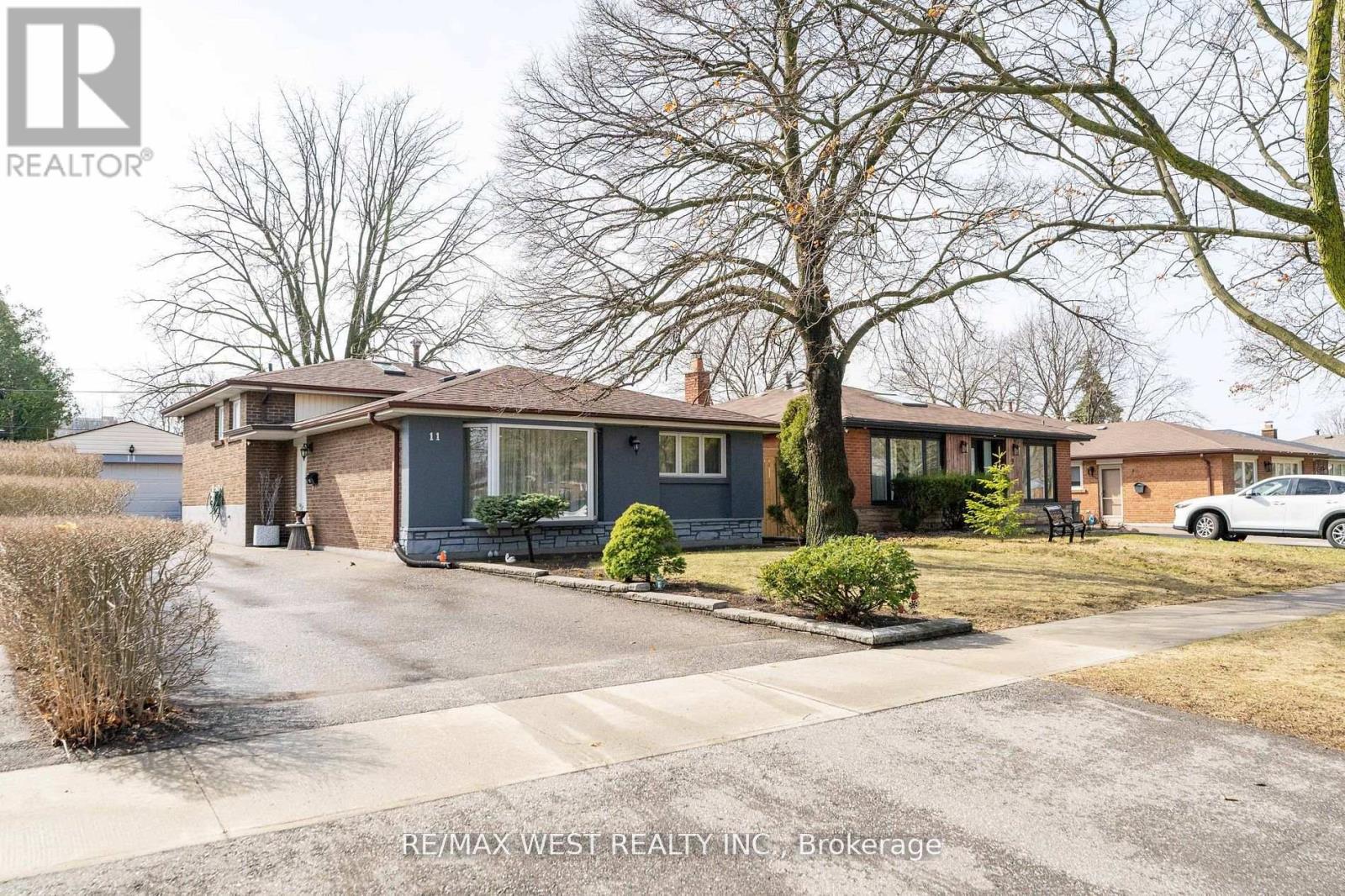 11 Farley Cres, Toronto, ON M9R 2A5