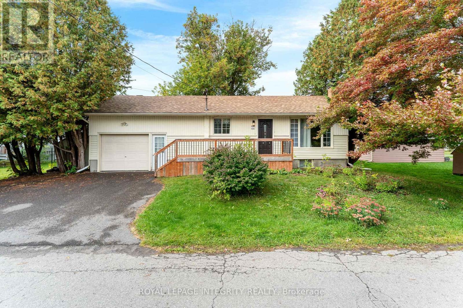 17 Second Ave, Russell, ON K4R 1E2