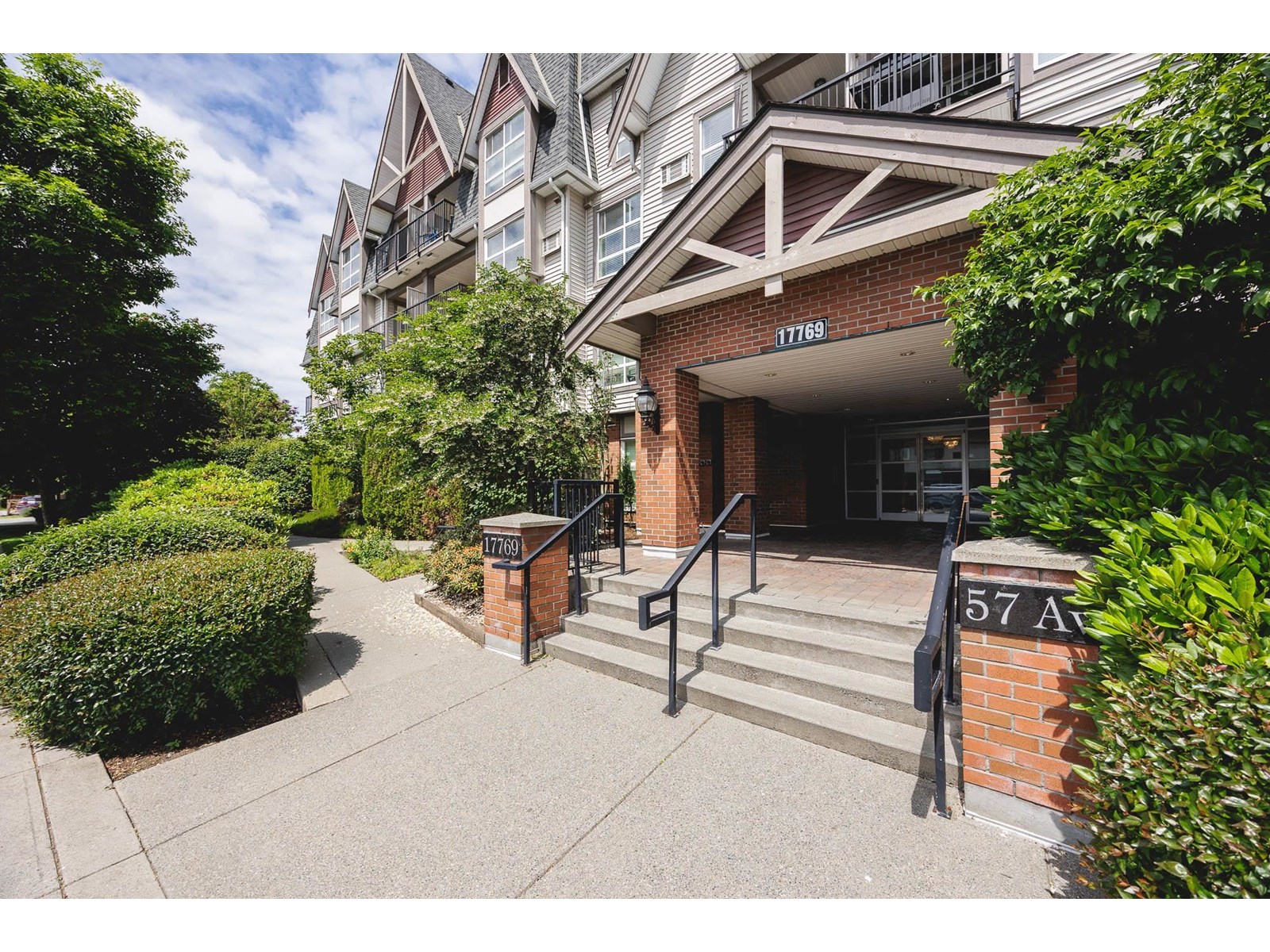 17769 57 Avenue Unit 213, Surrey, BC V3S 1H1