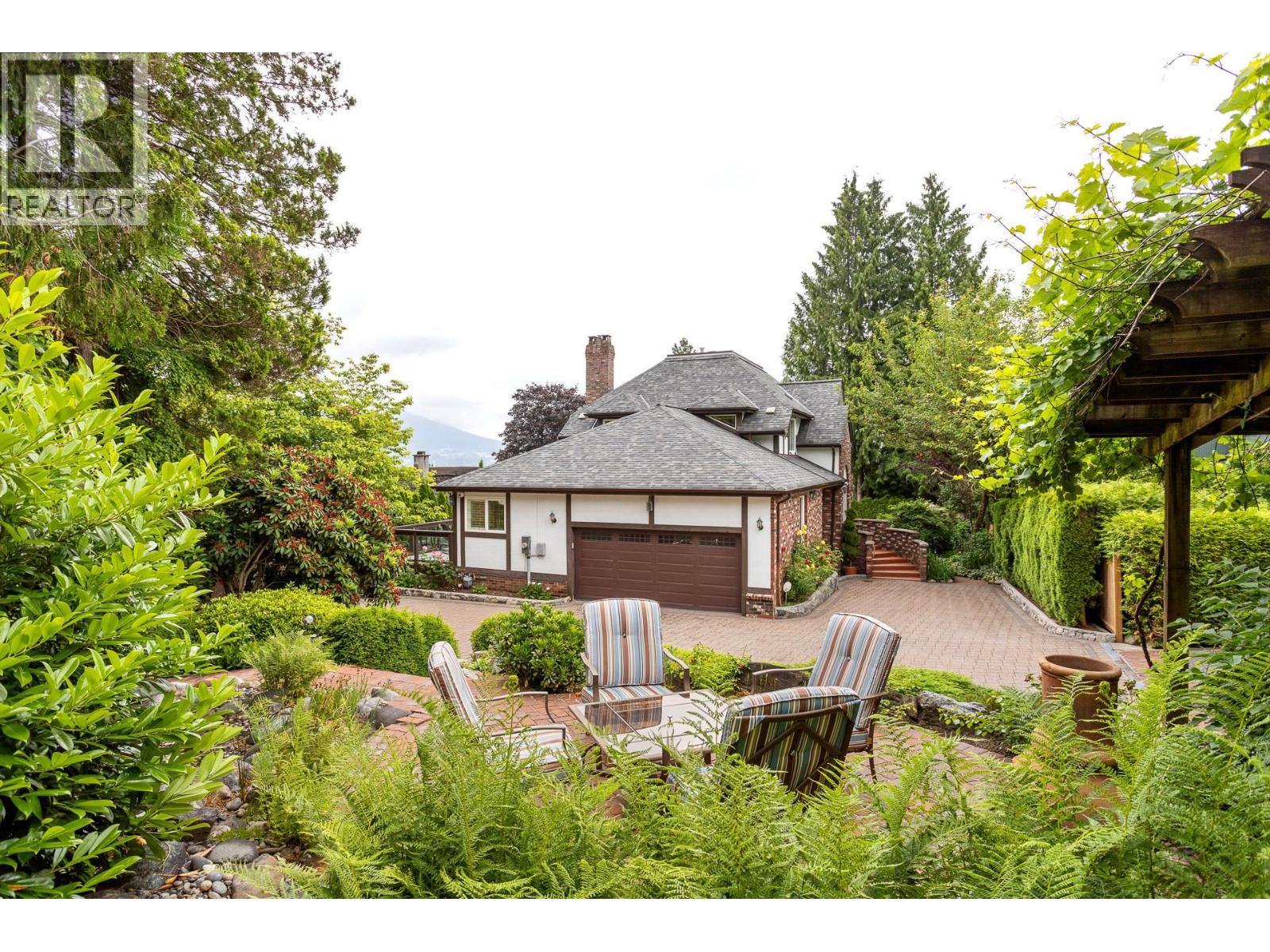 2953 Admiral Ct, Coquitlam, BC V3C 4E8