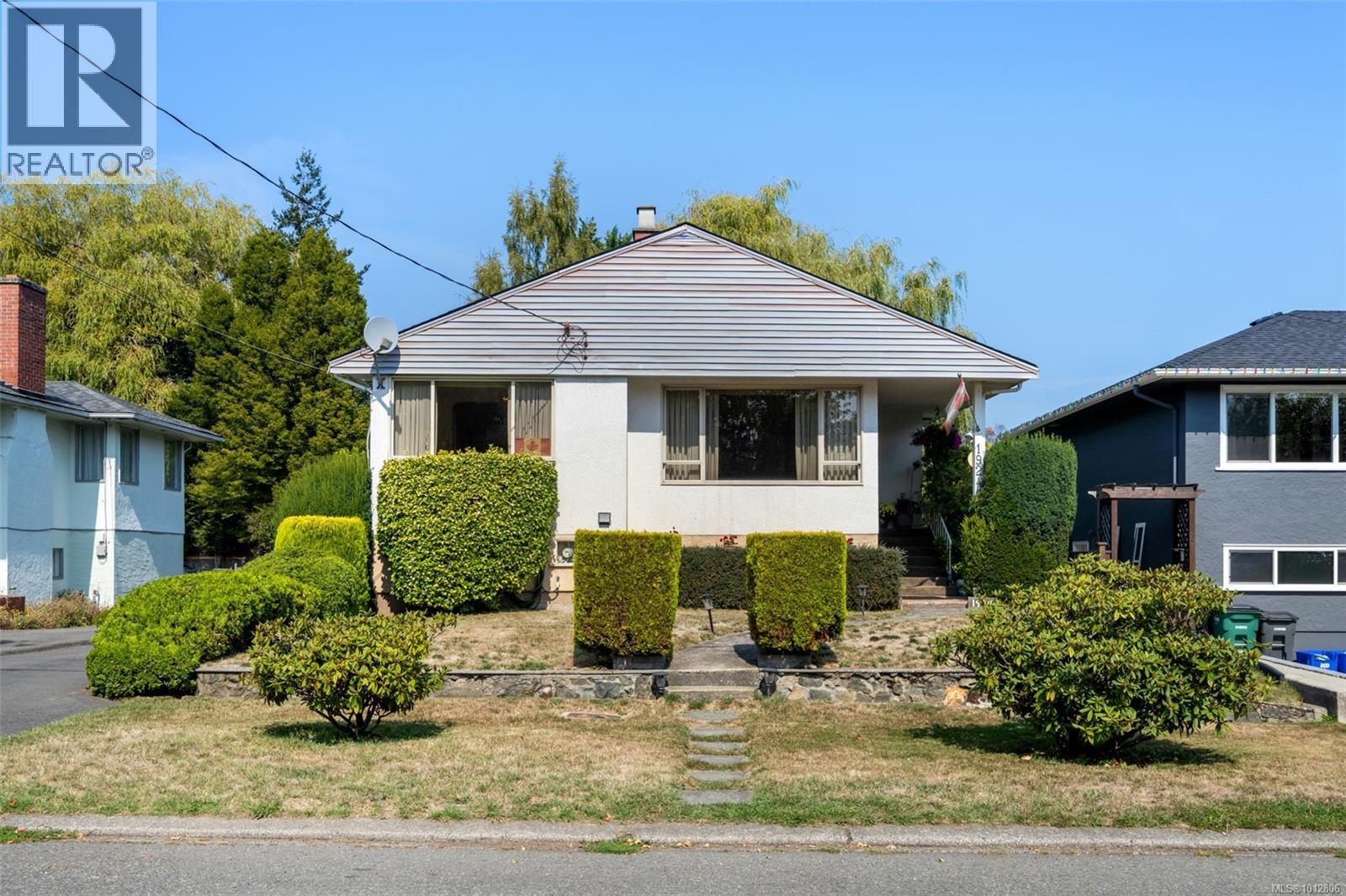 1924 Allenby St, Saanich, BC V8R 3B8