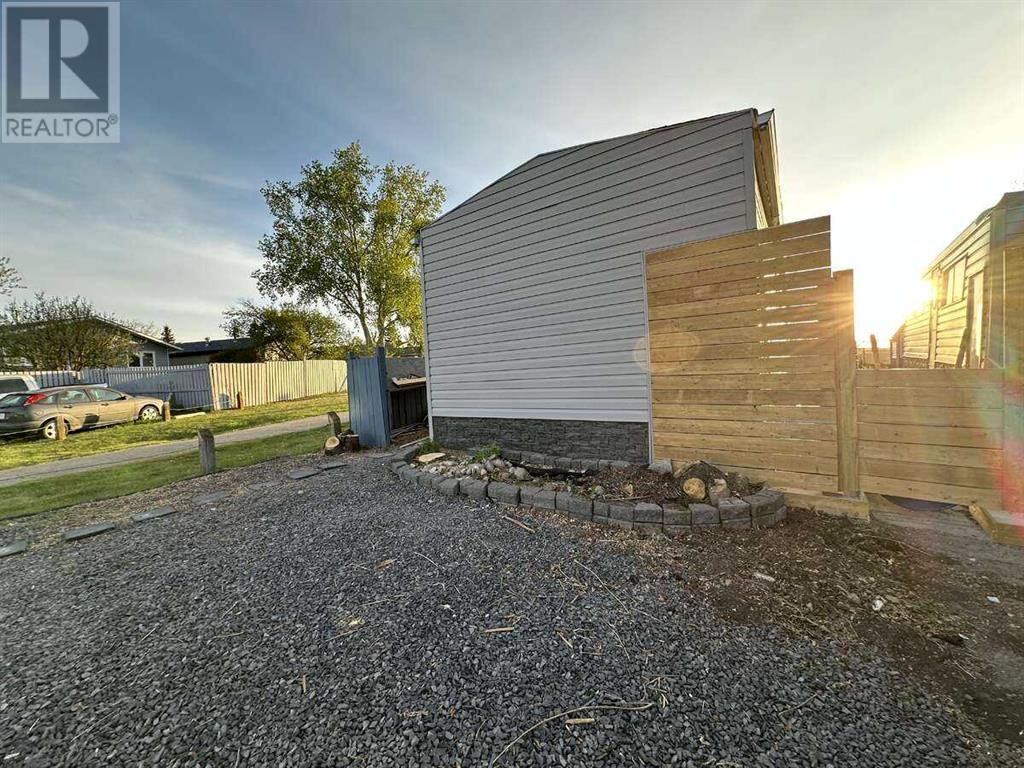 101 Huntstrom Dr NE, Calgary, AB T2K 5V5