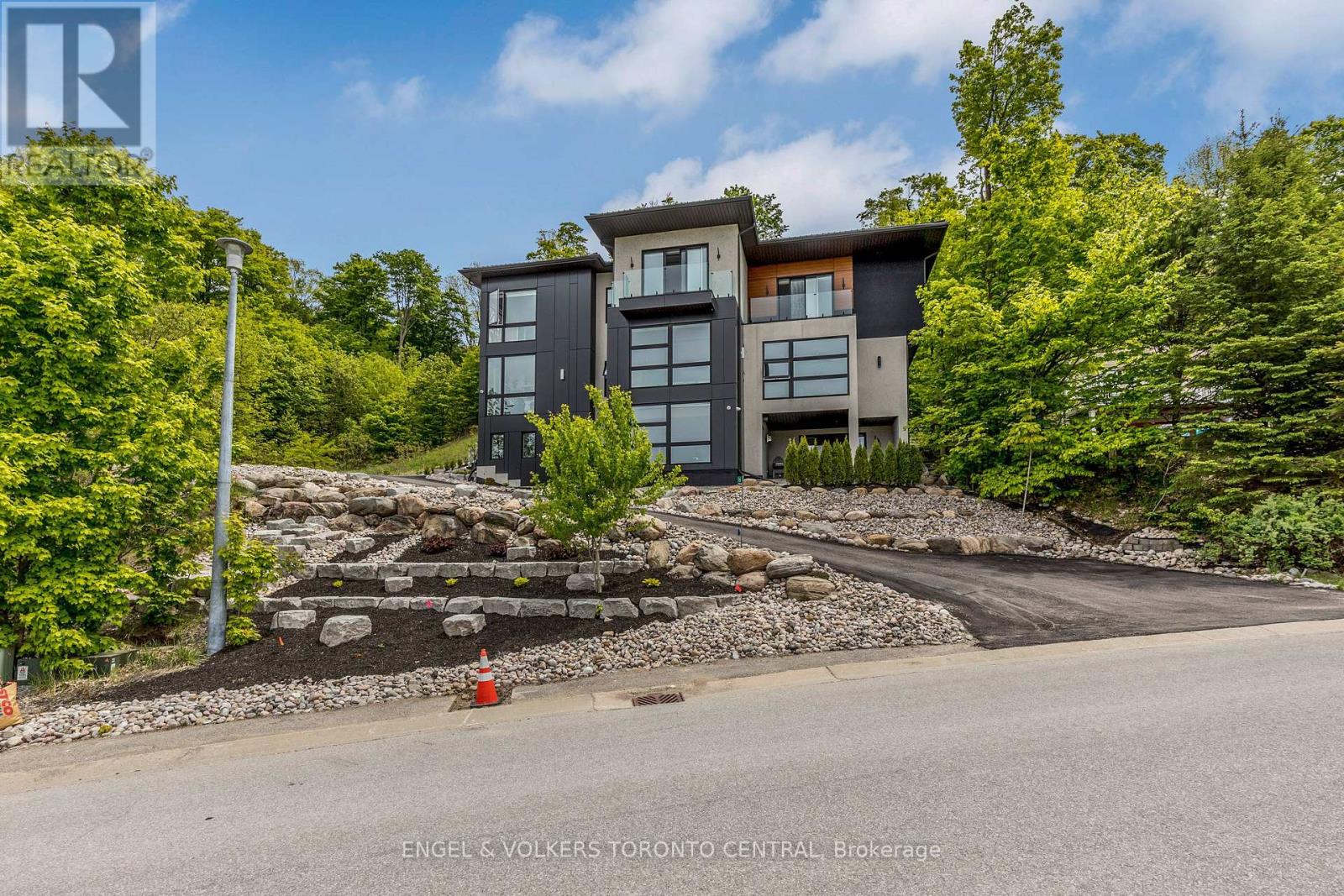 16 Valleycrest Dr, Oro-Medonte, ON L0L 2L0