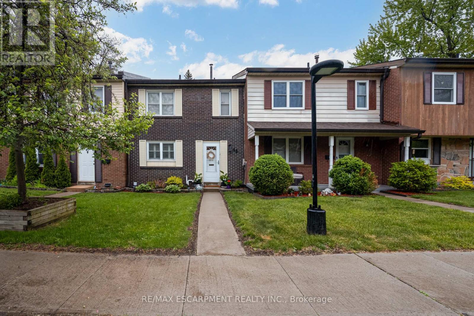 48 2825 Gananoque Dr, Mississauga, ON L5N 1V6