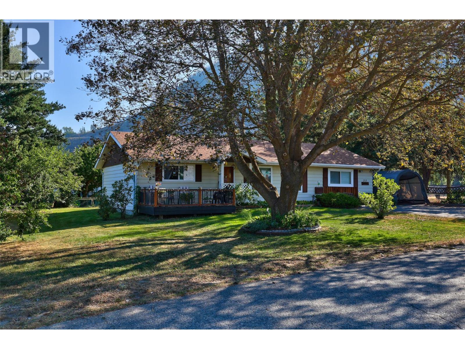 213 Beach Dr, Chase, BC V0E 1M0