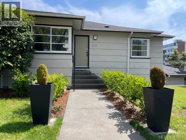 1211 Fairfield Rd, Victoria, BC V8V 3B3