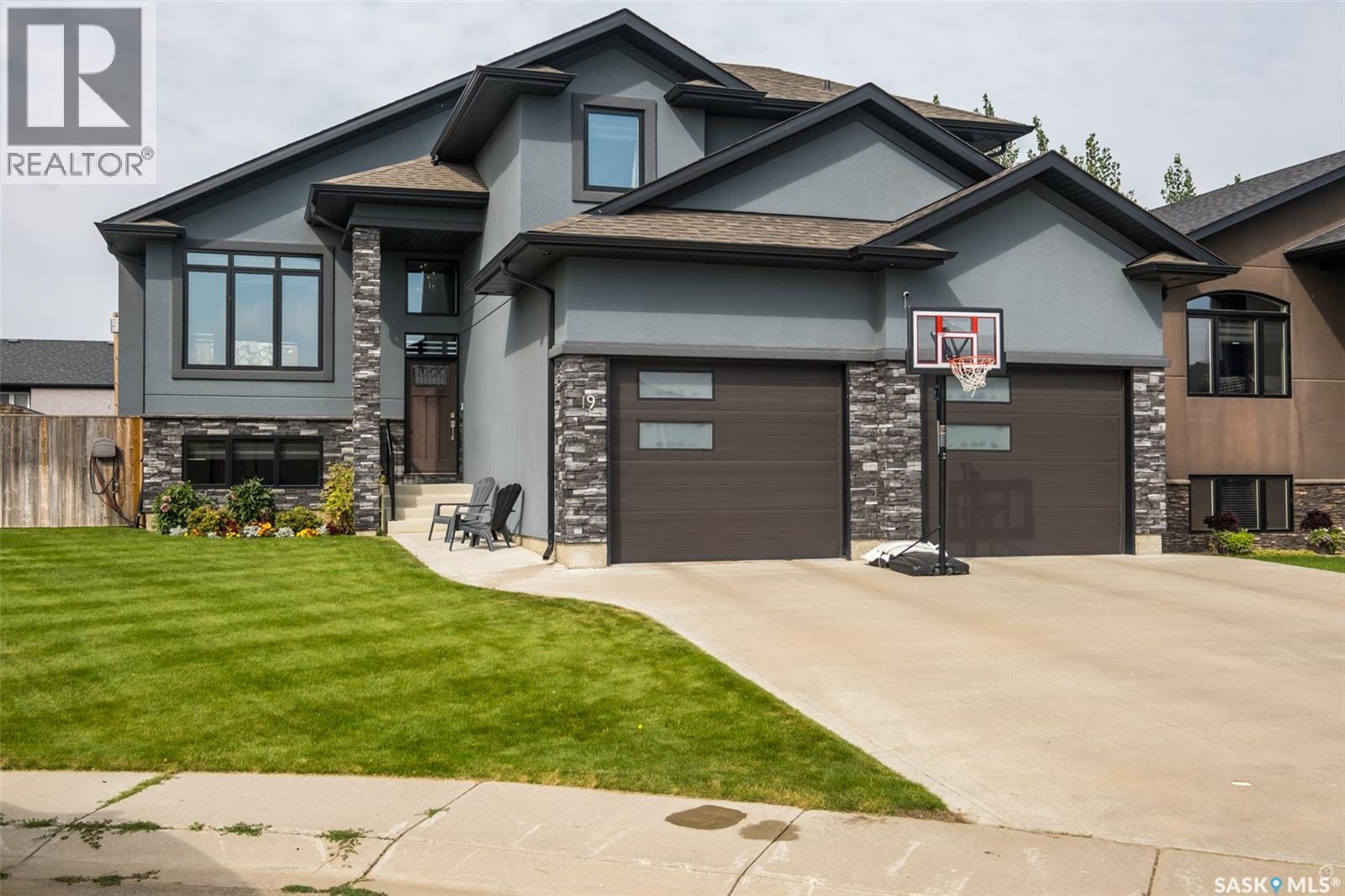 19 Greenshields Ln, Prince Albert, SK S6X 0A6