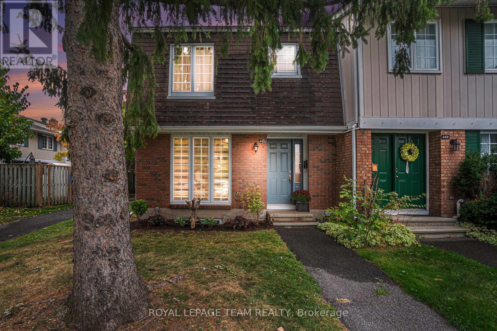 218 440 Kintyre Private, Ottawa, ON K2C 3M9