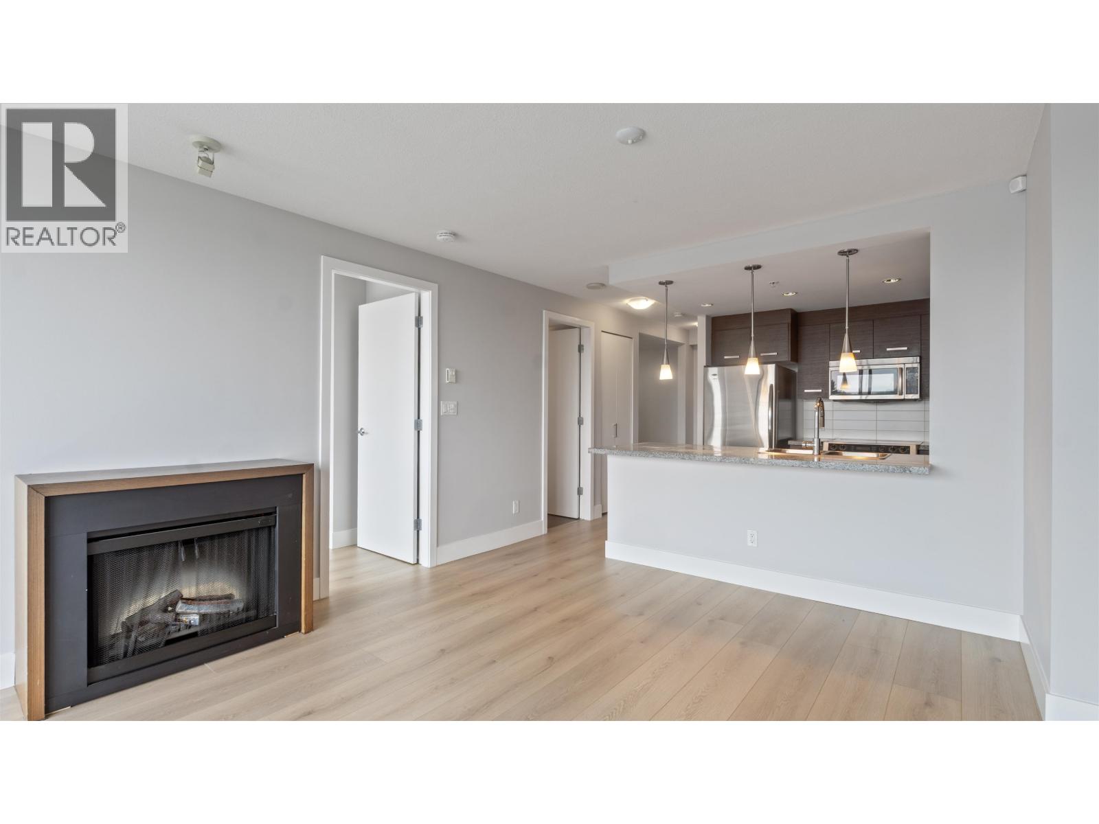 2959 Glen Drive Unit 806, Coquitlam, BC V3B 0B8