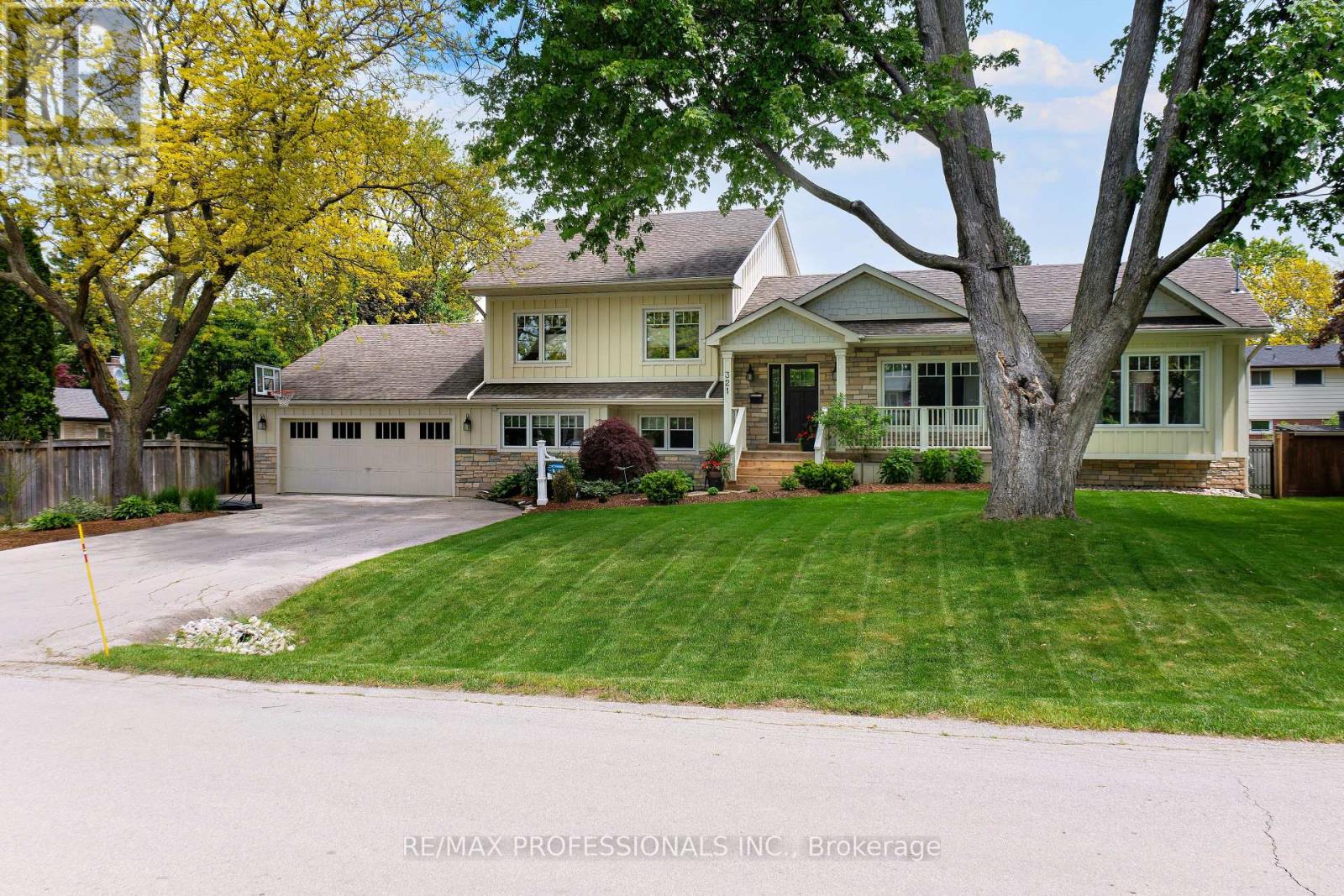 321 Wendy Ln, Oakville, ON L6L 4P9