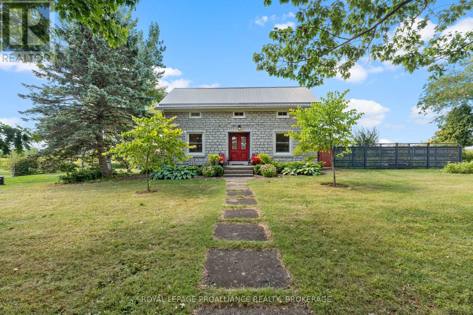 15 14th Line Rd, Frontenac Islands, ON K0H 2Y0