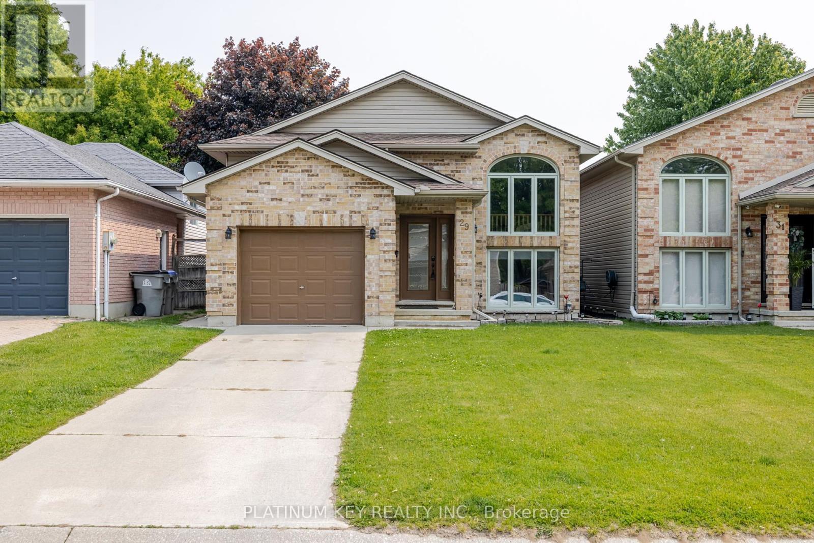 29 Dell Dr, Strathroy-Caradoc, ON N7G 1C6