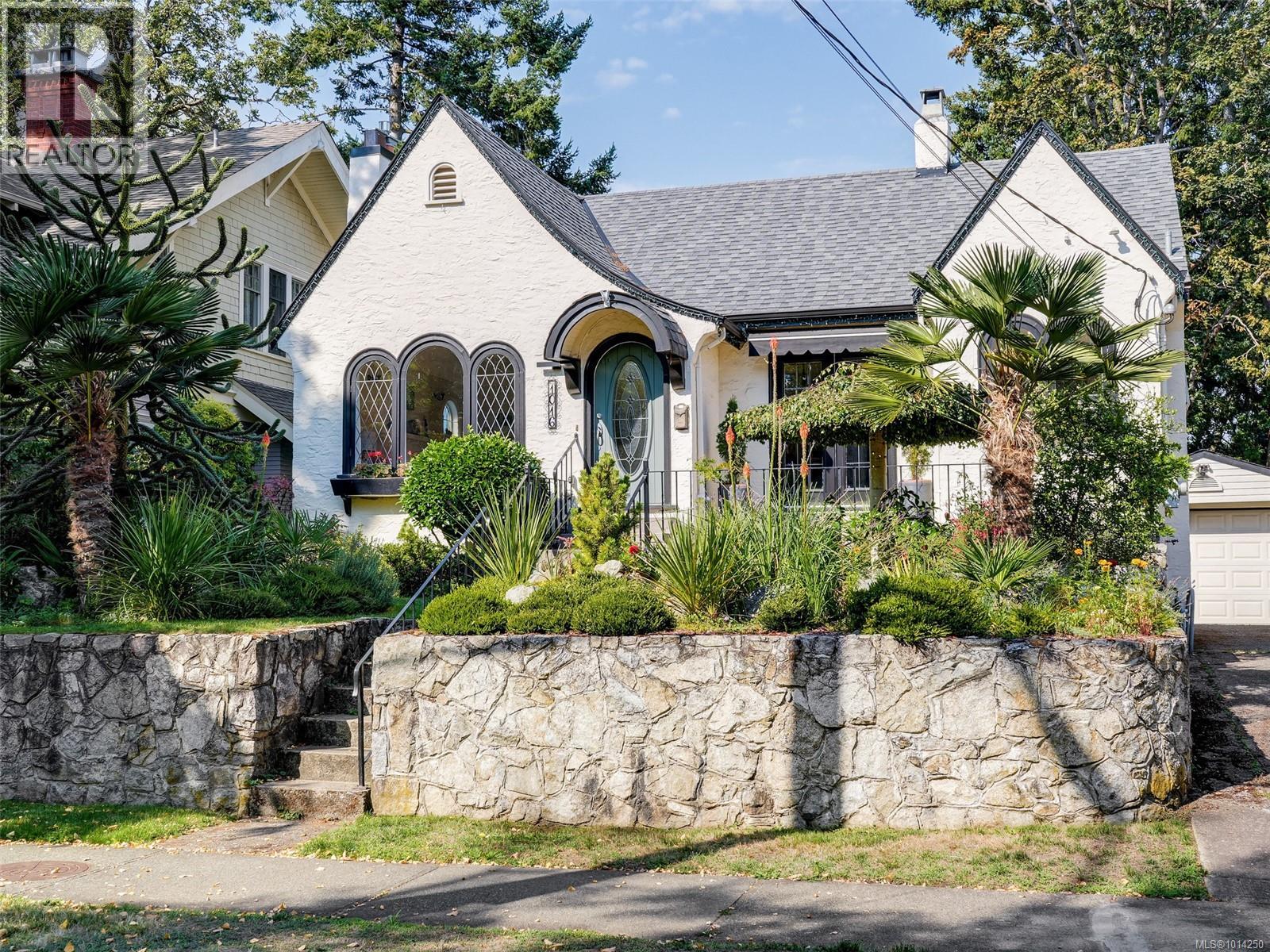 1016 Craigdarroch Rd, Victoria, BC V8S 2A4
