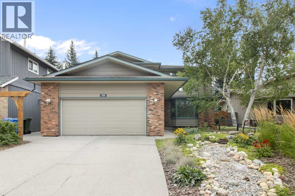 39 Woodgreen Dr SW, Calgary, AB T2W 4B7