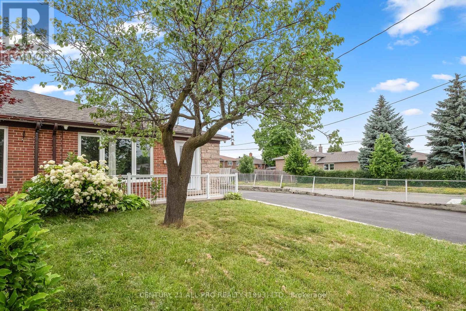 84 Goldsboro Rd, Toronto, ON M9L 1A7
