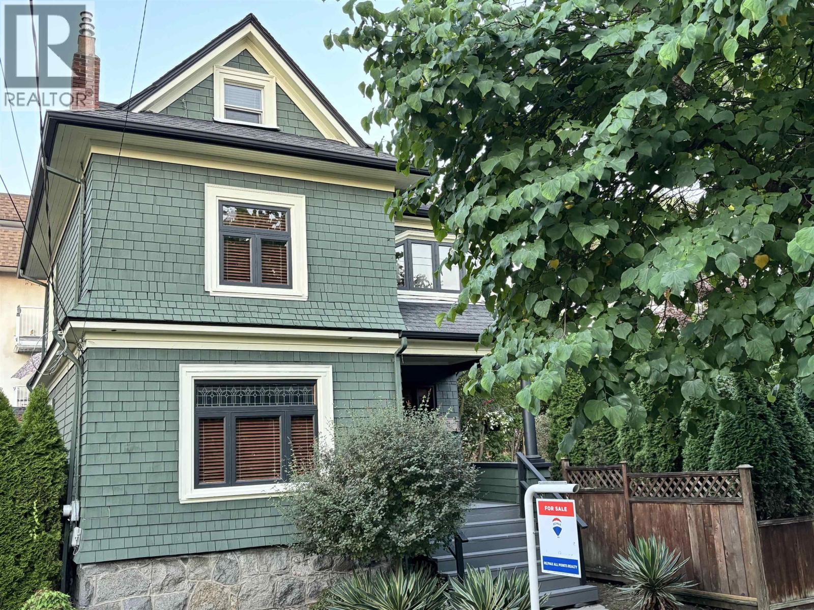 403 Ninth St, New Westminster, BC V3M 3V9