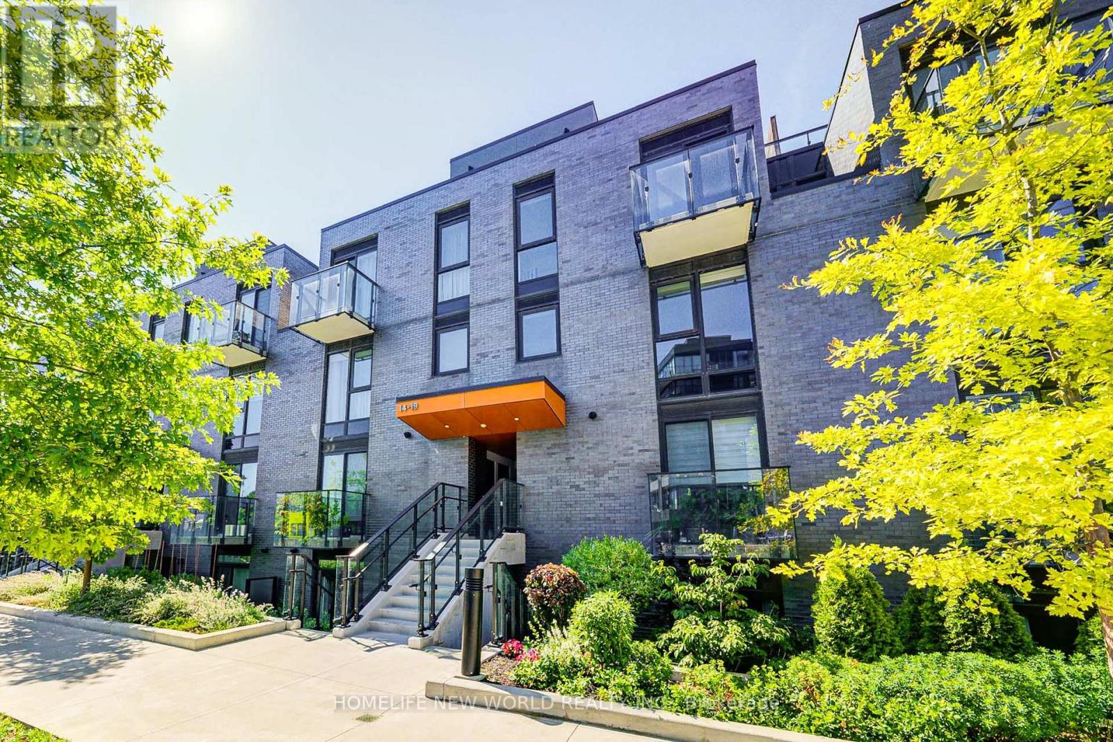 10 Brin Dr #18 Dr, Toronto, ON M8X 0B3