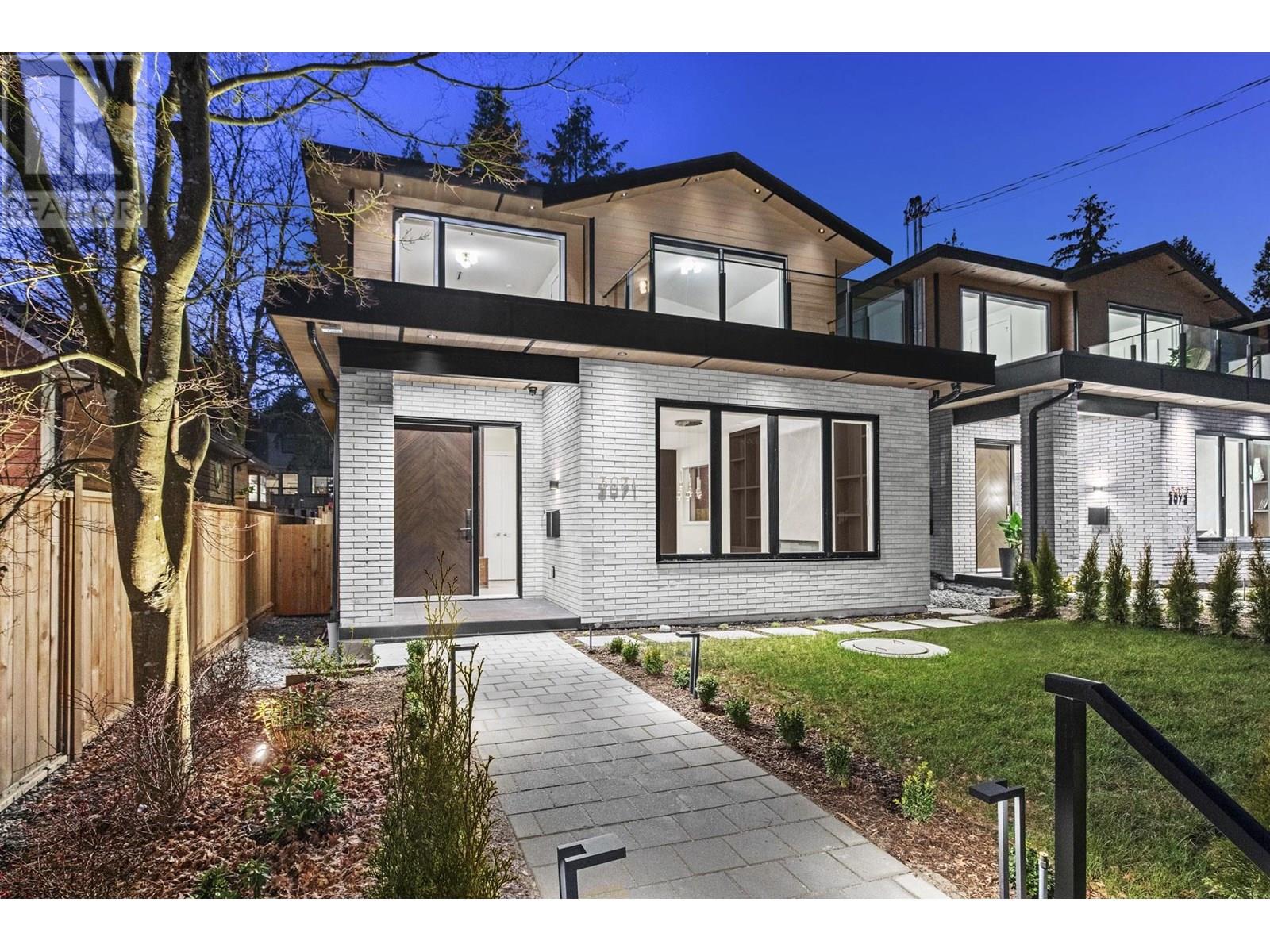3071 Fromme Rd, North Vancouver, BC V7K 2C8