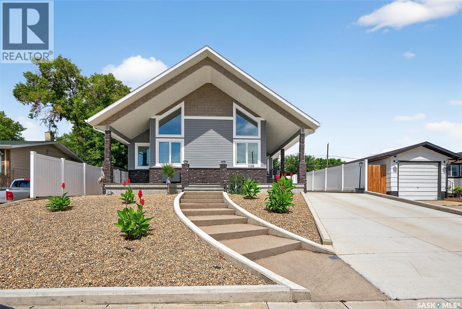 1130 Stadacona St W, Moose Jaw, SK S6H 2B3