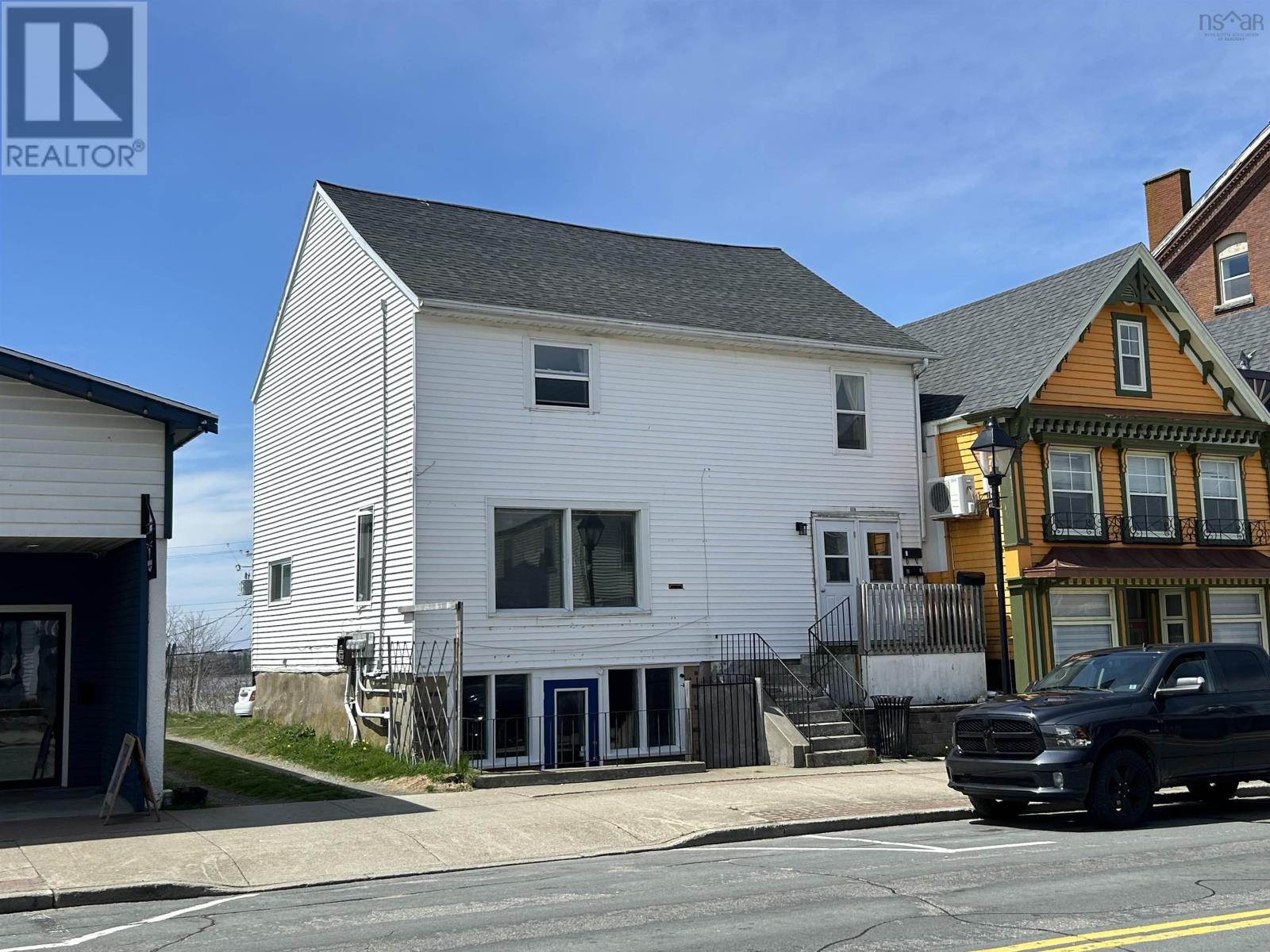 256 Main St, Yarmouth, NS B5A 1C9