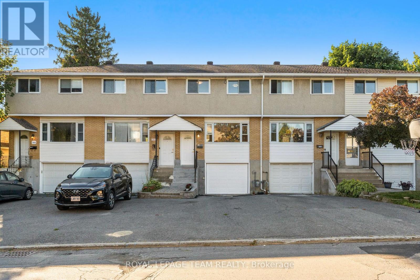 1308 Summerville Ave, Ottawa, ON K1Z 8G8
