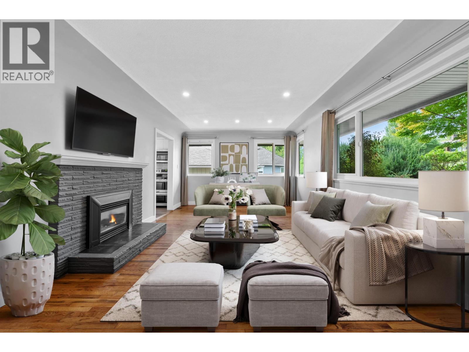 1137 Cloverley St, North Vancouver, BC V7L 1N7