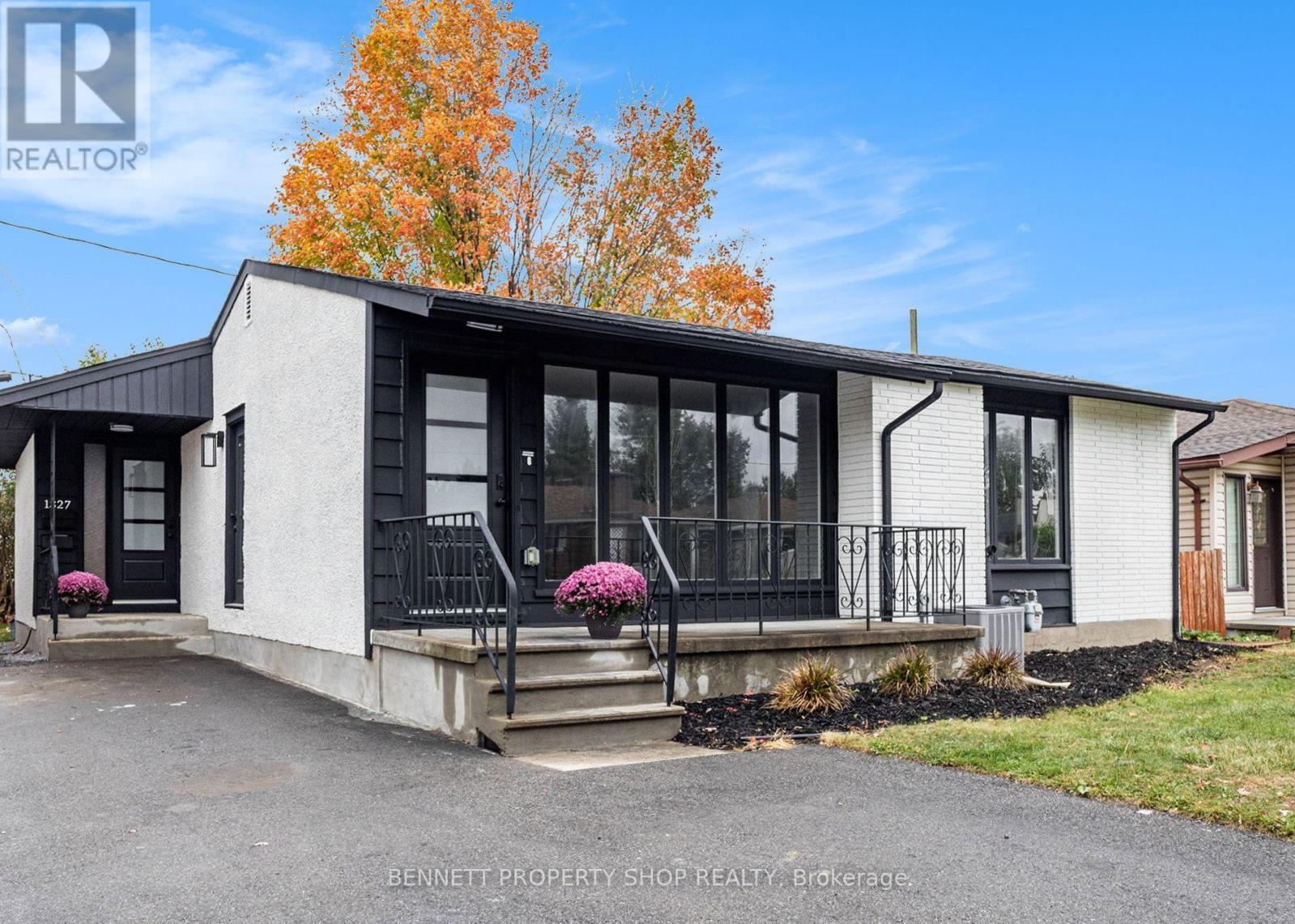 1327 Avenue S Ave, Ottawa, ON K1G 0C4