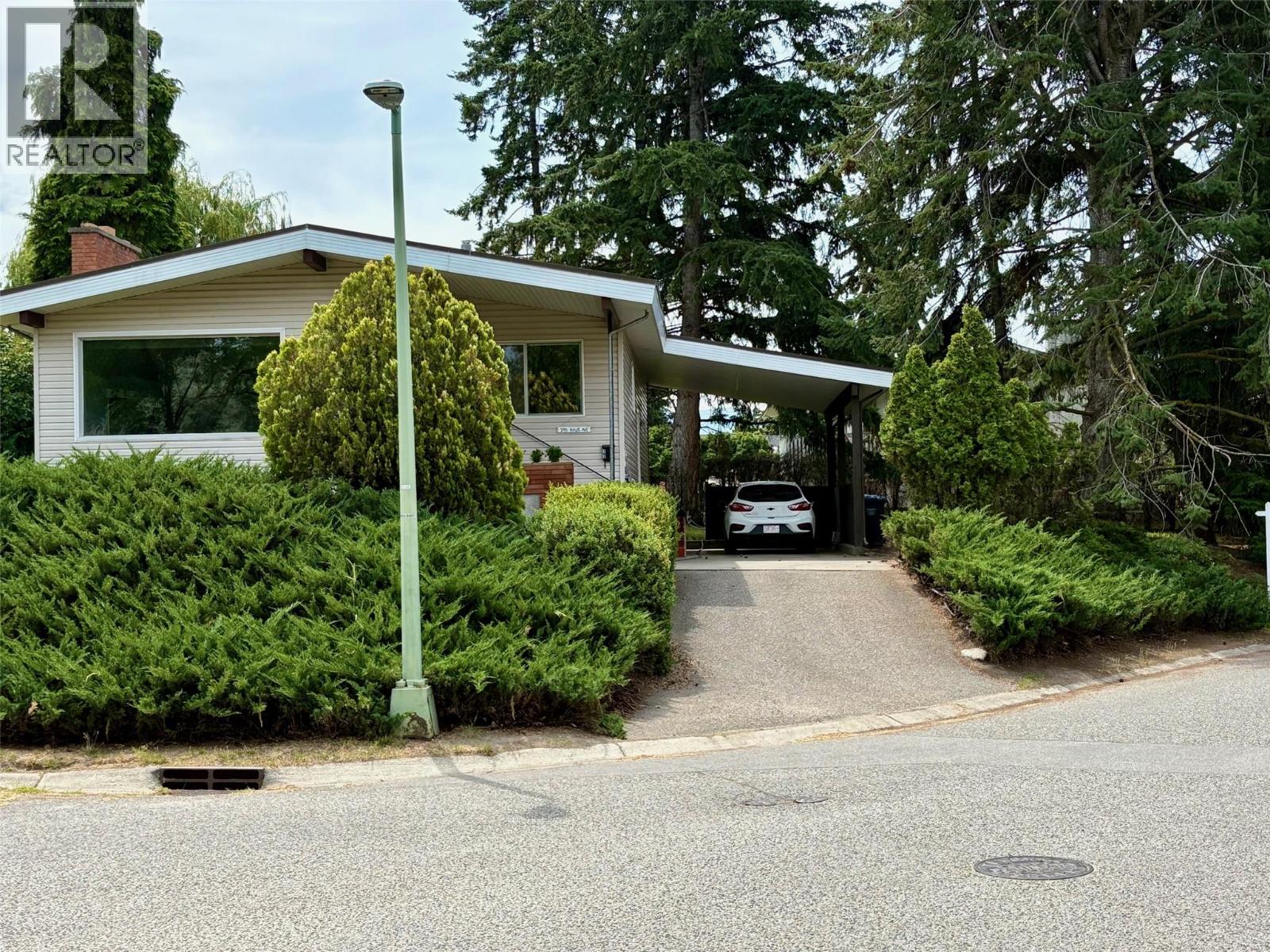 1745 Haug Ave, Kelowna, BC V1Y 4M3