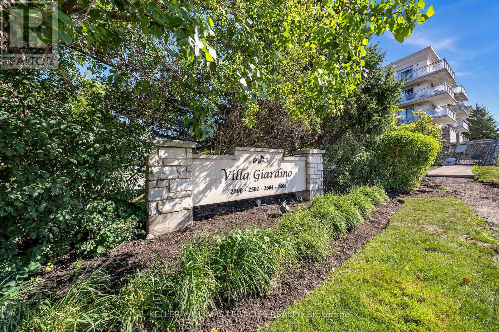 202 2500 Rutherford Rd, Vaughan Maple, ON L4K 5N7