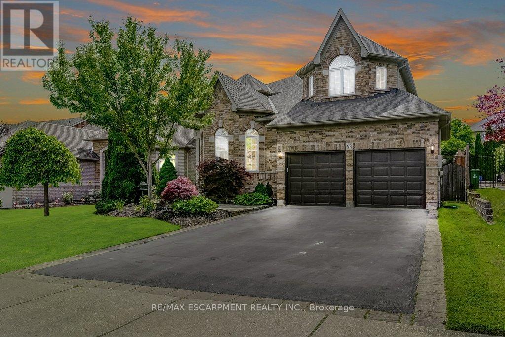 98 Davidson Blvd, Hamilton, ON L9H 7M4