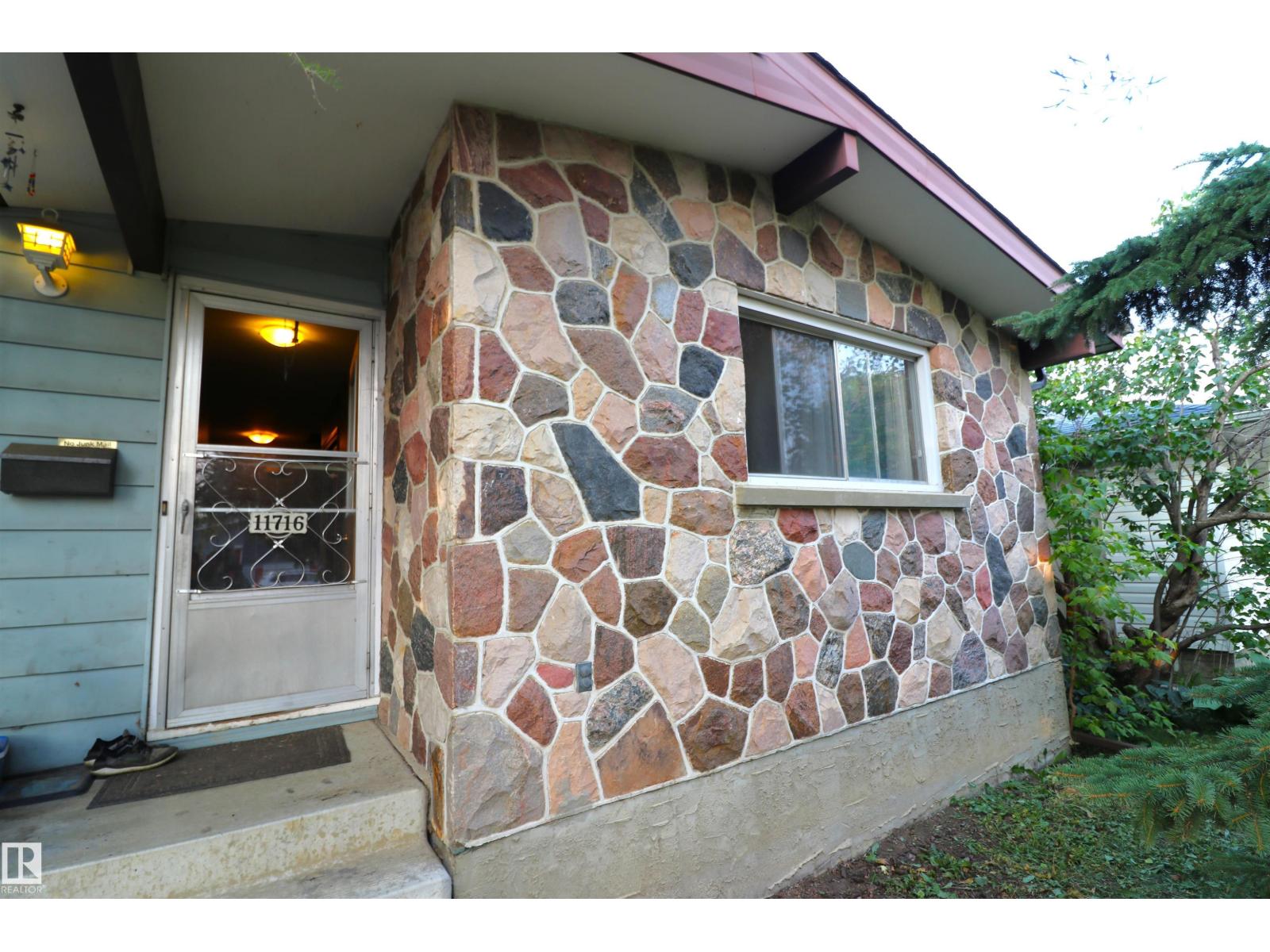 42 Av Nw Unit 11716, Edmonton, AB T6M 1A7
