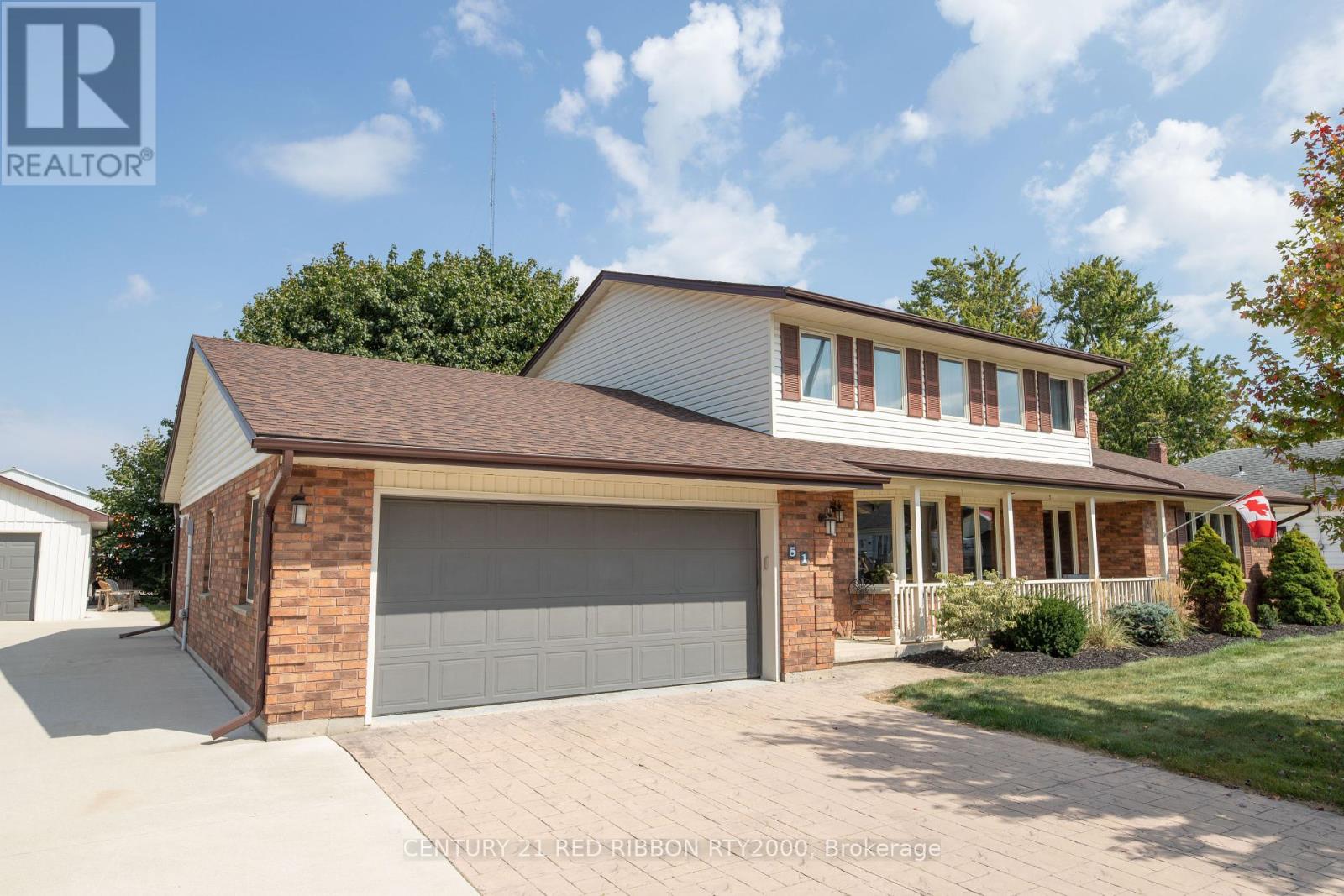 51 Queen St, Strathroy-Caradoc, ON N7G 2H5