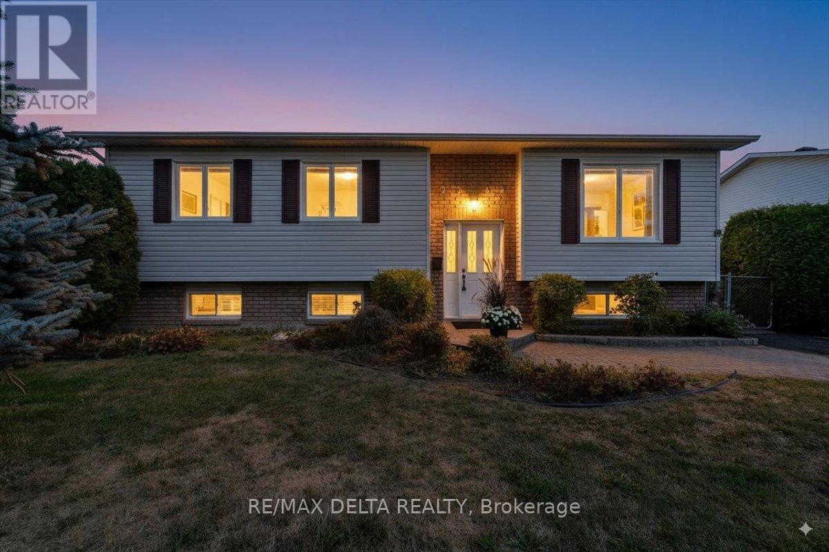 2768 Julie St, Clarence-Rockland, ON K4K 1M3
